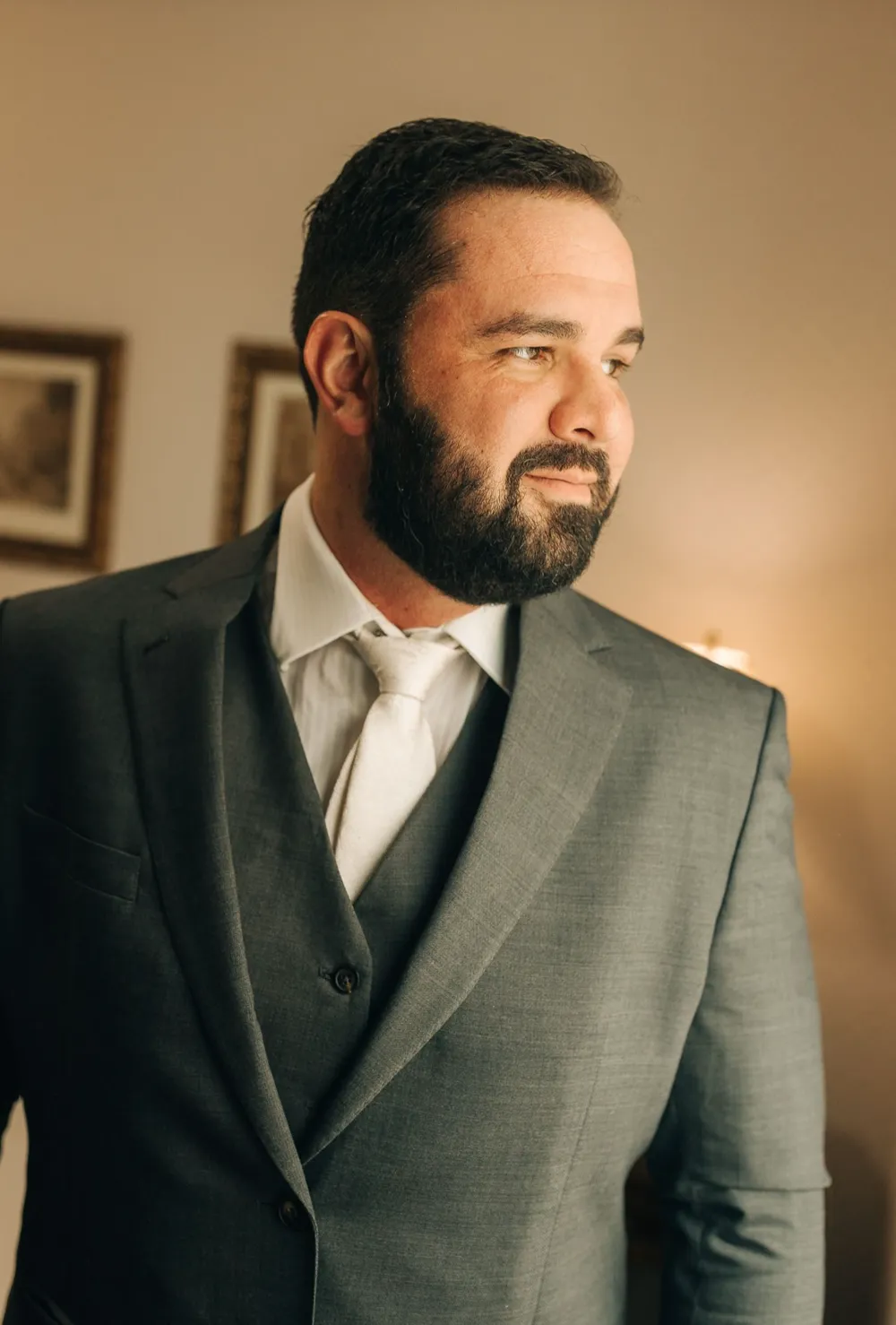 Vilson Schultze Junior de terno, retrato em luz quente