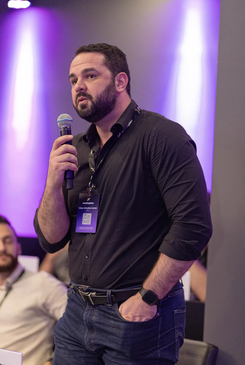 Vilson Schultze Junior falando ao microfone em evento